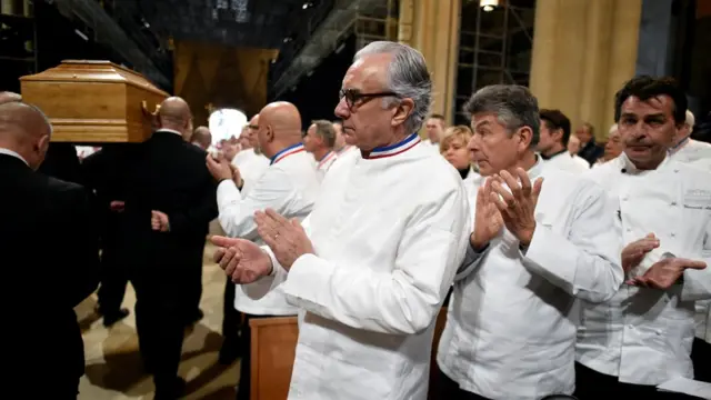 Reconocidos chefs como (de izquierda a derecha) Alain Ducasse, Regis Marcon y Yannick Alleno aplauden al ver pasar el cajón.