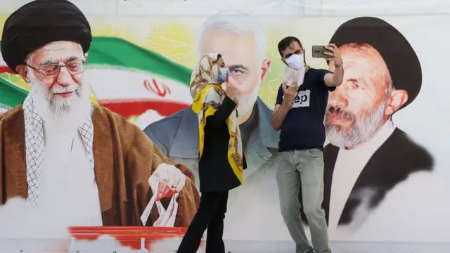 ناخبون إيرانيون أمام مراكز الإقتراع