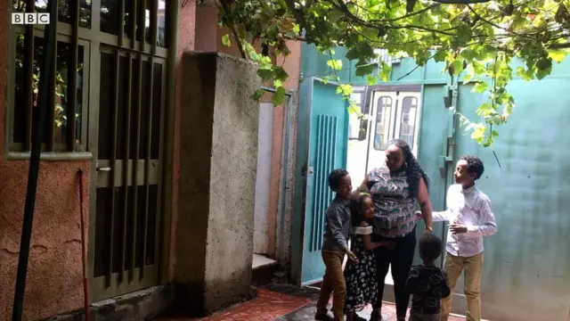 Aadde Tigist ijoollee ishee waliin