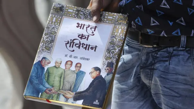 ভারতীয় সংবিধানের একটি হিন্দি সংস্করণ