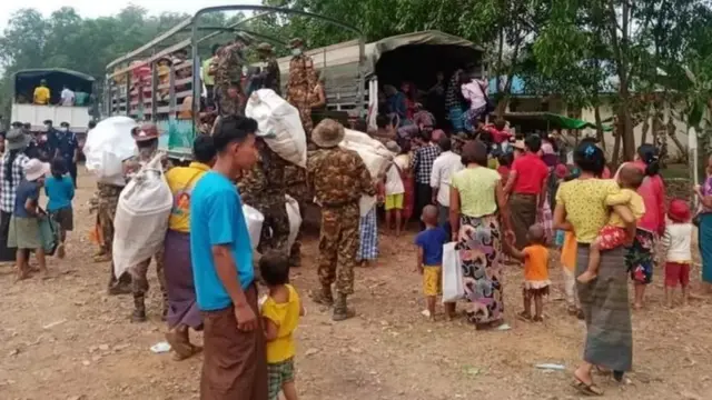 အမ်းမြို့နယ်က နေရပ်ကို ပြန်သွားခဲ့ကြတဲ့ စစ်ဘေးရှောင်ကျေးရွာသားတွေ