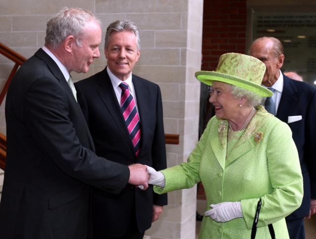 İrlanda Başbakan Yardımcısı'nın Kraliçe İkinci Elizabeth'le el sıkışması.