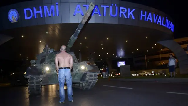 De forma masiva o individual, muchas personas se enfrentaron a los militares golpistas. En esta imagen se ve a un individuo intentando detener a un tanque que pretende ingresar al aeropuerto Ataturk de Estambul.
