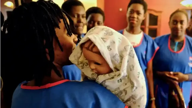 سيدات كينيات تتعلمن مهارات التدبير المنزلي لإعدادهن للعمل في المملكة العربية السعودية في معهد شرق أفريقيا لإدارة الرعاية المنزلية بالقرب من نيروبي