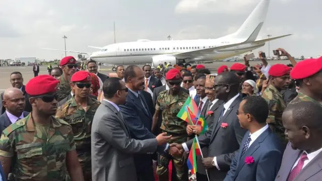 Labada hogaamiye waxay dabciyeen mowqifkii adkaa ee ay kala taagnaayeen