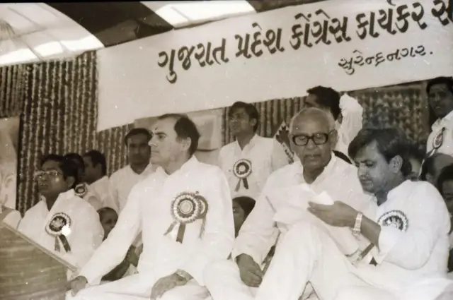 રાજીવ ગાંધી અને અમરસિંહ ચૌધરી સાથે અહમદ પટેલ