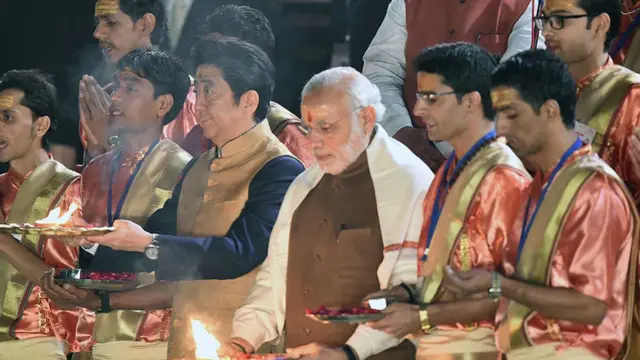 વારાણસી ખાતે ગંગાની આરતી કરી રહેલા વડા પ્રધાન મોદી તથા જાપાનના વડા પ્રધાન શિંઝો એબેની તસવીર