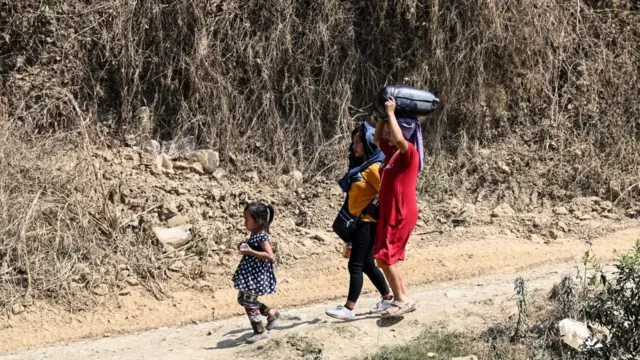 म्यांमार से पलायन करते लोग