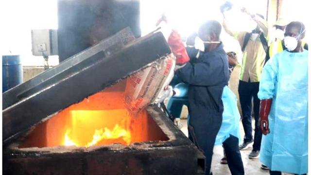 A fading future for Nigeria's indigo dyers - BBC News