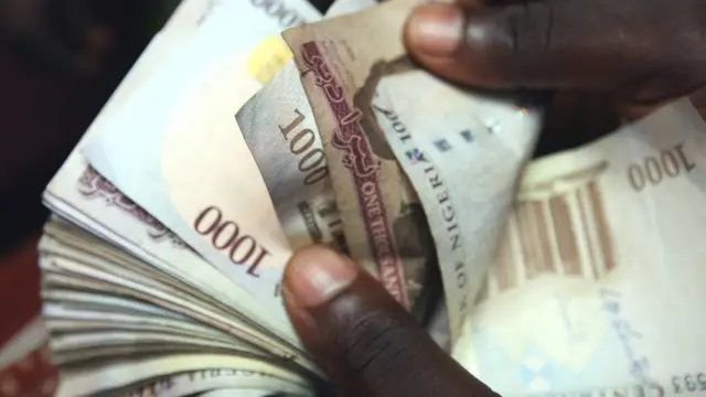 Pesin dey count money