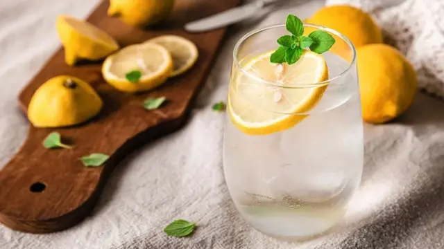 пљувачка помаже у трансферу хемијских информација из хране - на пример освежавајуће ноте лимуна - до рецептора укуса