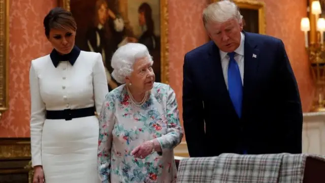 Rainha Elizabeth e Trump