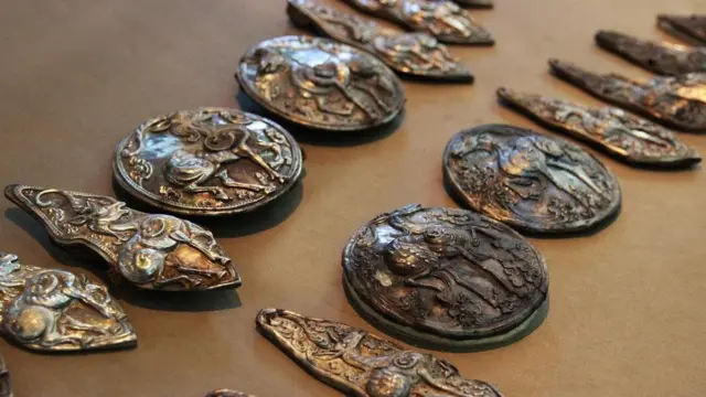 نماذج من قطع وأشكال معدنية قديمة أخرى من بقايا الإمبراطورية المنغولية