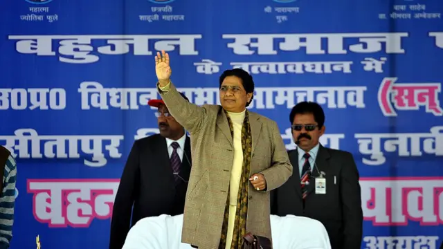 தலித் வாக்கு வங்கியா? மாபெரும் கூட்டணியா? மாயாவதி ராஜிநாமாவால் பரபரப்பாகும் அரசியல்