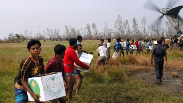 সিডরের পর সাহায্য করতে বাংলাদেশে এসেছিল মার্কিন মেরিন সেনা। এখানে হেলিকপ্টার থেকে ত্রাণ সামগ্রী নামাতে সাহায্য করছেন বরিশালের গ্রামবাসীরা।
