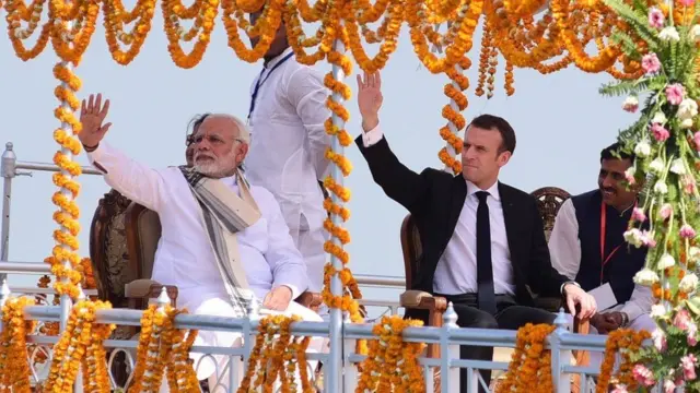 વારાણસીમાં નૌકાવિહાર કરી રહેલા નરેન્દ્ર મોદી અને ઇમેન્યુઅલ મેંક્રોં