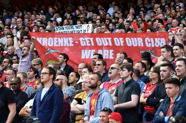 Stan Kroenke'ye tepkili Arsenal taraftarları