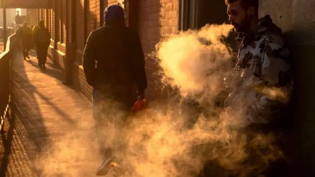 한 남성이 영국 런던 워털루 역 주변에서 전자담배를 피우고 있다