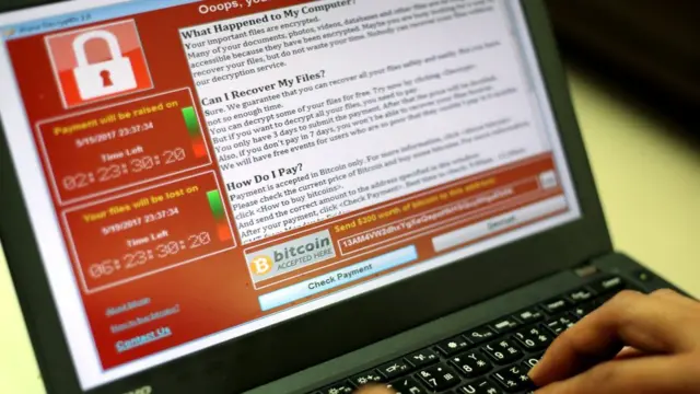 Pantalla con la amenaza del virus.