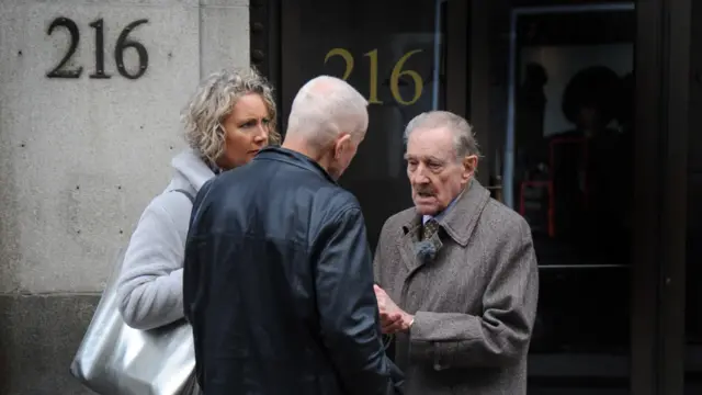 روبين وابنته التقيا تريفور (يمين) في شارع أوكسفورد