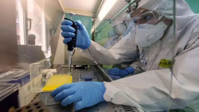 Un membre du personnel médical dans un laboratoire d'analyse à Naples, en Italie.