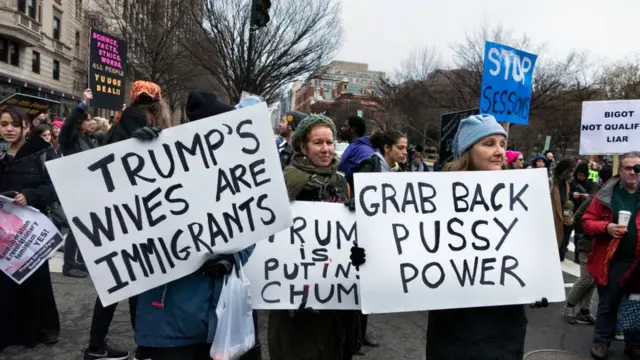 প্রেসিডেন্ট পদপ্রার্থী ডোনাল্ড ট্রাম্পের বিরুদ্ধে মার্কিন নারীদের বিক্ষোভ।
