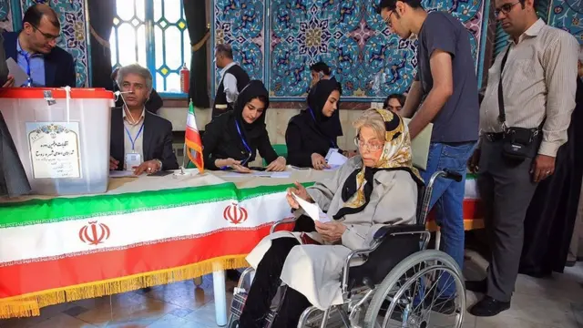 ایران کې د ولسمشریزو ټاکنو دولسمه دوره او د ښارونو او کلیو د اسلامي شورا د ټاکنو پنځمه دوره له روانه ده.