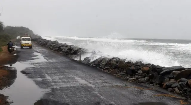 తుపాను వచ్చినపుడు ఏం చేయాలి? తుపాను నుంచి ఎలా తప్పించుకోవాలి? తుపాను రాకముందు ఎలాంటి జాగ్రత్తలు తీసుకోవాలి? భారత వాతావరణ శాఖ చెబుతున్న సూచనలు మీ కోసం.