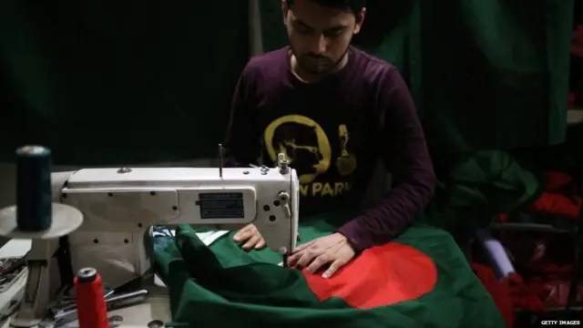 કપડાં સિવતા એક યુવક