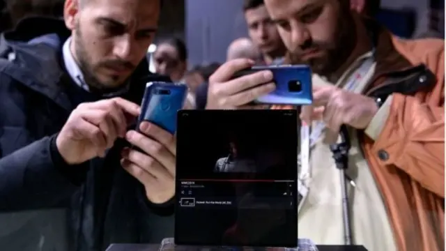 메이트 X는 공개 행사 직후 전시됐다