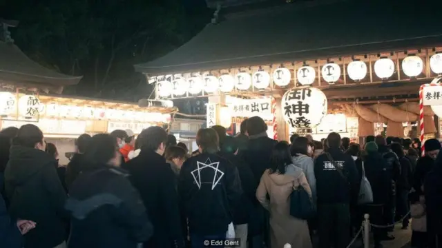 Warga Fukuoka di festival di kuil Toka Ebisu dan berdoa untuk keberuntungan dan kesuksesan dalam bisnis di tahun baru.