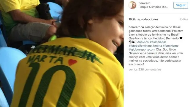 Captura de pantalla del video de Bernardo explicando por qué tachó el nombre "Neymar Jr" de la camiseta número 10 de la selección y escribió el de Marta.