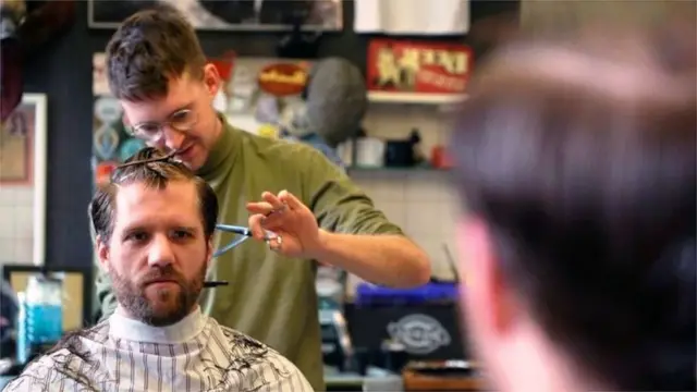 স্টকহোমে একটি চুল কাটার দোকান, এখানে লোক আসা কমে গিয়েছে