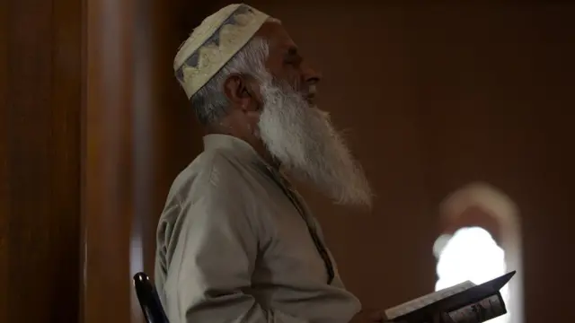 কাশ্মীরে শ্রীনগরের জামিয়া মসজিদে নামাজ আদায় করছেন স্থানীয় এক বাসিন্দা (ফাইল চিত্র)