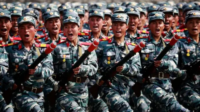 태양절 열병식에서 북한 군인들이 행진하고 있다