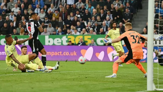 بن وایت، بازیکن آرسنال در بازی مقابل نیوکاسل دروازه خودی را باز کرد