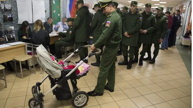 Moskova'da askeri okul öğrencileri de sandık başında.