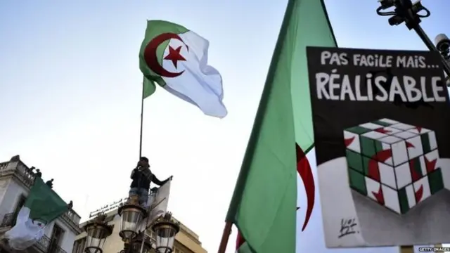لافتة احتجاج تقول: ليس سهلا ولكن تحقيقه ممكن
