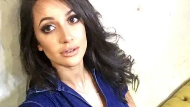 যুক্তরাজ্যের ব্লগার এবং মডেল রক্সি নাফোসির বলছেন, ফেসবুকে তাকে ভেবেচিন্তে ছবি পোস্ট করতে হয়। বিষণ্ণ বা রাগের কোন ছবি তিনি দিতে পারেন না।