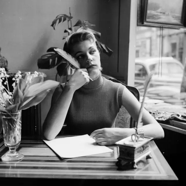 Mujer con pluma para escribir.