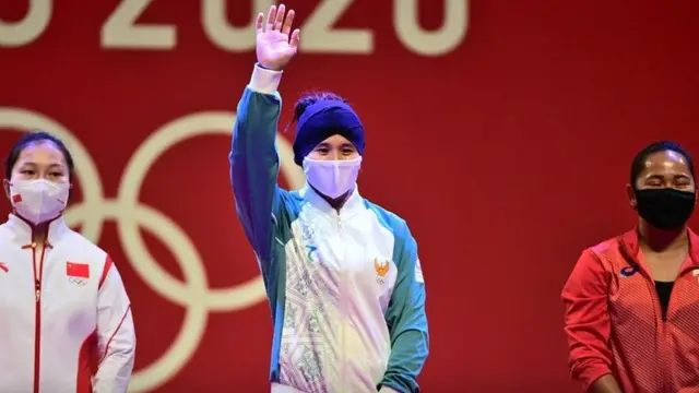 Муаттар Набиева Токиода Олимпиада рекордини янгилаган ўзбекистонлик биринчи оғир атлетикачи бўлди. Аммо ҳар икки машқда кўрсатган якуний натижасига кўра, Ўйинларнинг тўртинчи ўрни билан кифояланишга мажбур бўлди