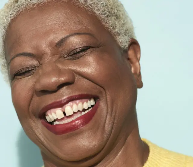 Uma mulher sorrindo.