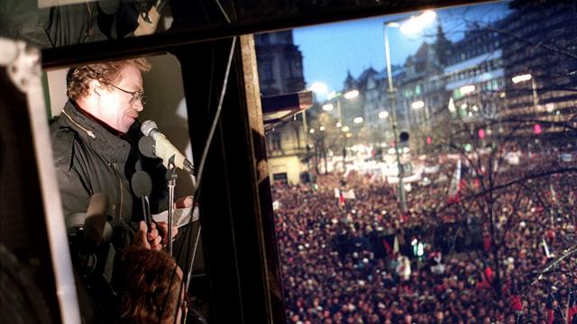 1989年11月24日，持不同政見的劇作家哈維爾（Vaclav Havel ）向廣場上聚集的40萬民眾發表講話。
