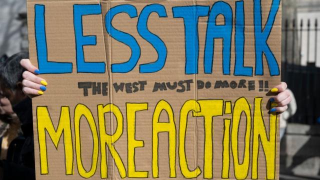 Cartaz durante atoeleições betfairLondreseleições betfairapoio à Ucrânia com a frase "Menos conversa, mais ação - O Ocidente precisa fazer mais"