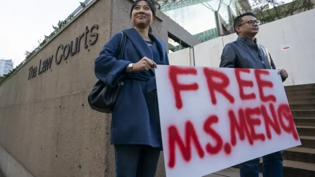 加拿大温哥华卑斯省（英属哥伦比亚省）高等法院外声援孟晚舟的群众（10/12/2018）