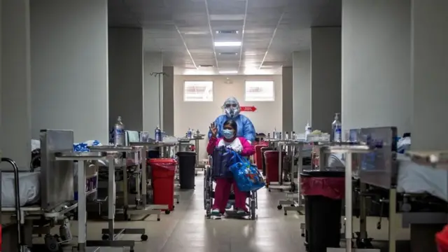 페루의 한 병원을 나서는 코로나19 환자