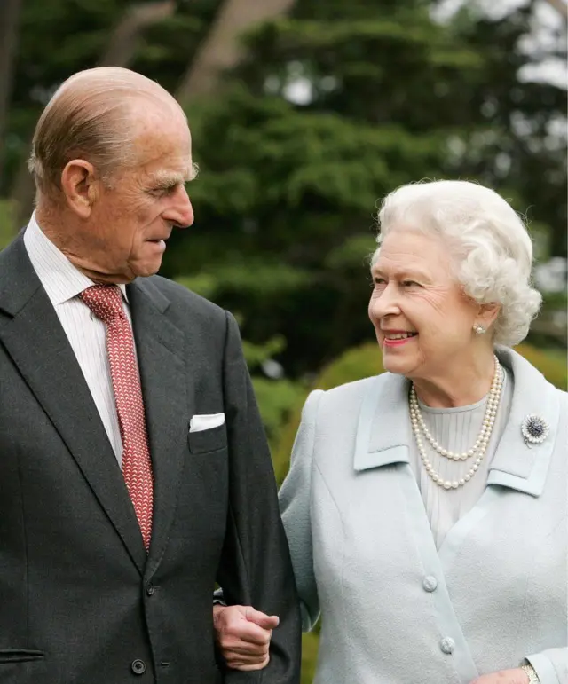 El duque de Edimburgo y la reina Isabel.
