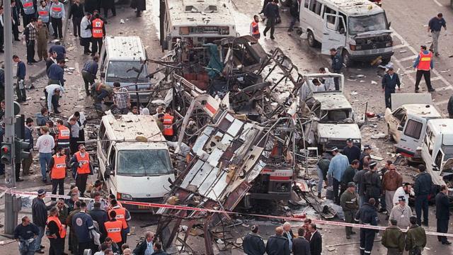 哈马斯表示，策划了1996年2月25日在耶路撒冷的公共汽车自杀炸弹袭击。这一事件导致26人死亡。以色列救援人员正在汽车残骸中寻找生存着。