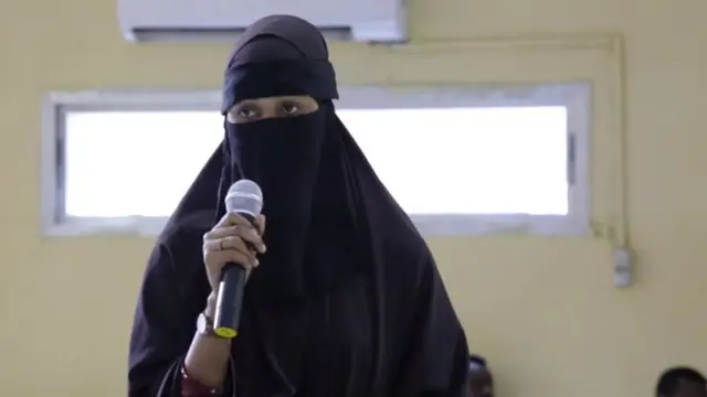 Mid ka mid ah haweenka ninkan ku eedeeyay in uu ka dhacay telefoon.