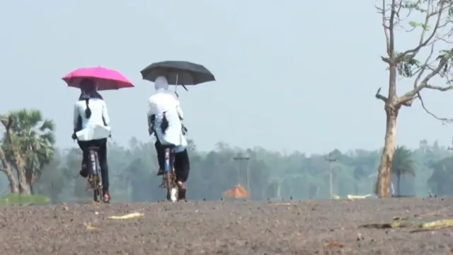 কয়েকবছর আগেও ঝাড়গ্রামসহ জঙ্গলমহালে ছিল বামপন্থীদের আধিপত্য, তবে এখন সেখানে তৃণমূল কংগ্রেসের জনপ্রিয়তা রয়েছে, তবে জায়গা করে নিচ্ছে বিজেপিও